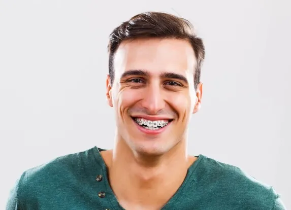 Jak zapobiegać próchnicy podczas noszenia aparatu ortodontycznego?