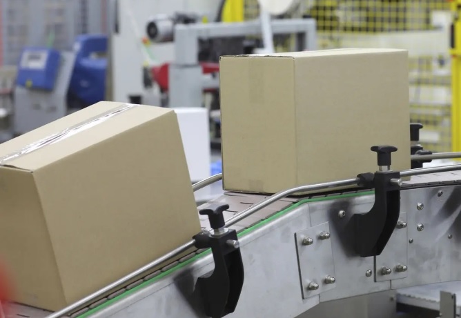 Jakie zalety oferują polscy producenci maszyn pakujących?