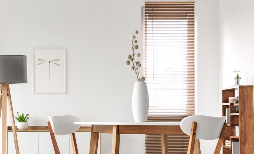 Jak warunki dostawy i montażu wpływają na opłacalność tanich mebli w internecie