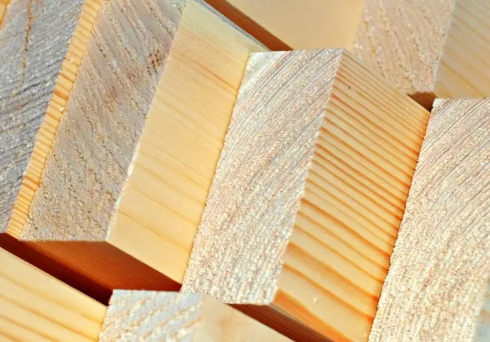 Gdzie i na czym układać materiał, aby klejonka sosnowa nie „złapała” krzywizn podczas składowania?