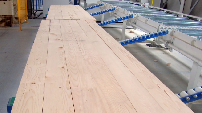 Jak transport i szczelne pakowanie mogą zaszkodzić, gdy klejonka sosnowa trafia z magazynu do ogrzewanego wnętrza