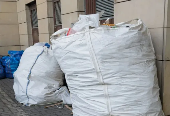 Jakie uszkodzenia dyskwalifikują worek kontenerowy z ponownego użycia?